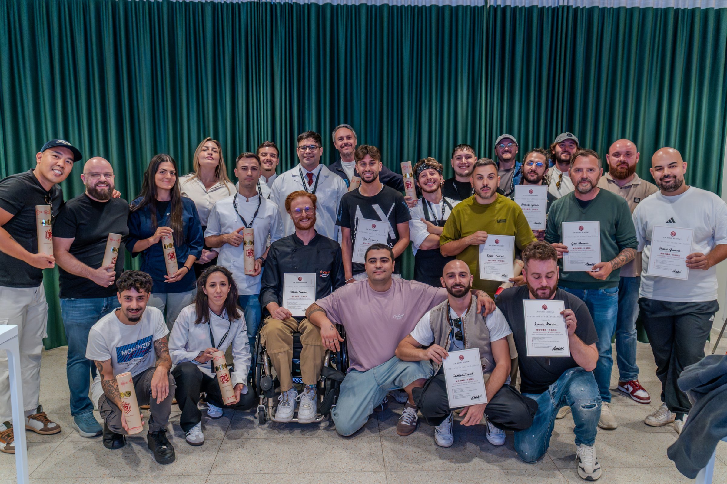 Foto di gruppo degli studenti con gli attestati di partecipazione al termine di una masterclass a Milano